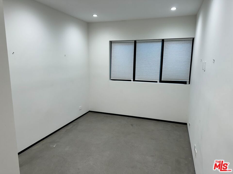 https://media.crmls.org/mediaz/ab62fa72-b41b-45ed-8889-4bd642f24d6a.jpg?preset=X-Large