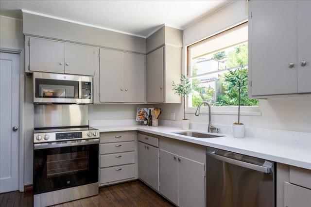 2841 Canyon Road, Burlingame CA: https://media.crmls.org/mediaz/ab6497c6-dc4e-4c23-95f3-c07d70b3ab00.jpg