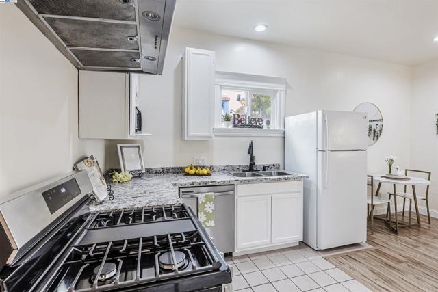 2211 24Th Ave, Oakland CA: https://media.crmls.org/mediaz/ab65d257-9a7a-476d-b730-c09d67938dcc.jpg
