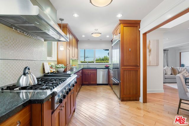 2310 Pier Avenue photo 4