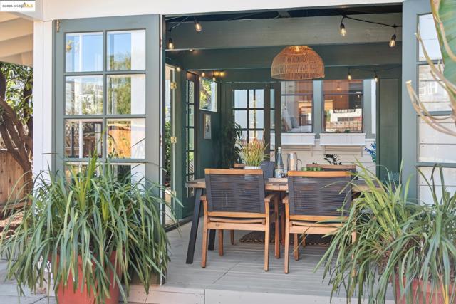 350 Henry St, Oakland CA: https://media.crmls.org/mediaz/ab679bae-a827-4043-a02a-0c29b5583003.jpg