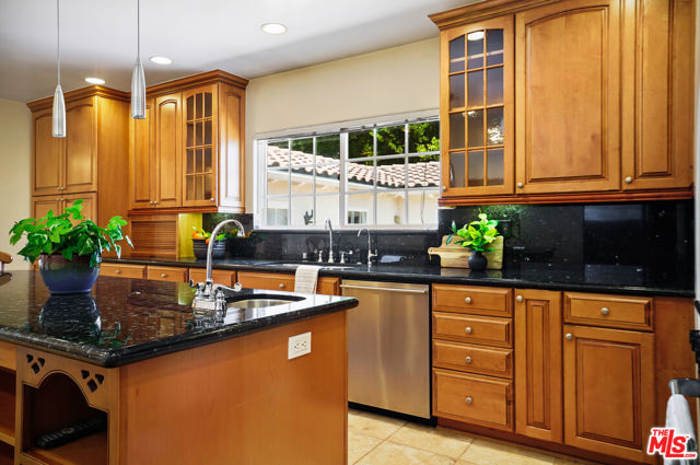 10655 Camarillo Street, Toluca Lake CA: https://media.crmls.org/mediaz/ab6b933f-65d2-4bdd-b058-42430d8632df.jpg