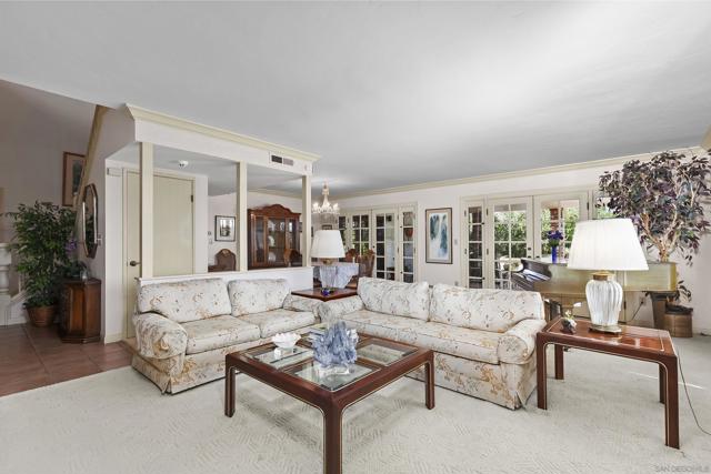 5353 Westknoll Dr, San Diego CA: https://media.crmls.org/mediaz/ab6ba40d-4126-4cc3-a74d-1c852b5514d0.jpg