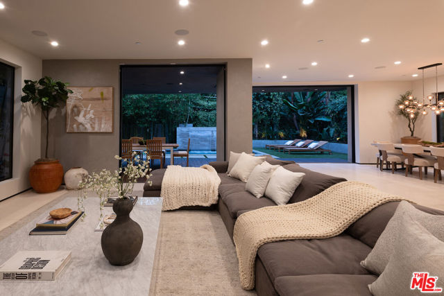 428 N La Jolla Avenue, Los Angeles CA: https://media.crmls.org/mediaz/ab6bbce4-2992-47d3-8164-a2ac2ff43c4d.jpg