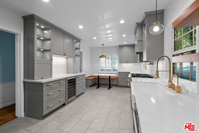 2427 Benedict Canyon Drive, Beverly Hills CA: https://media.crmls.org/mediaz/ab6c48e2-a37b-4eed-95c5-f421fafdf968.jpg