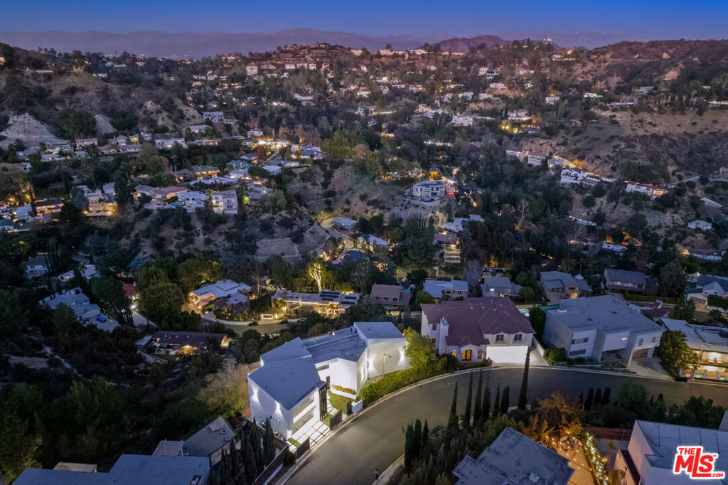 https://media.crmls.org/mediaz/ab6d4923-e72f-46a5-8b45-5ba91466cff3.jpg?preset=X-Large