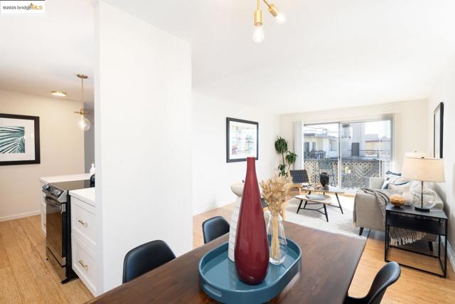 555 Jean St, Oakland CA: https://media.crmls.org/mediaz/ab6d61a5-2e51-4d50-991f-f0033336442d.jpg