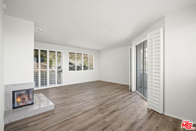 32215 Pacific Coast Highway, Malibu CA: https://media.crmls.org/mediaz/ab6d93f3-1602-40be-af8e-7a4994bf09e3.jpg