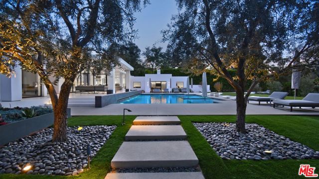 16032 VALLEY VISTA Boulevard, Encino CA: https://media.crmls.org/mediaz/ab6e28b0-93da-417f-87bd-f1e9c2055eab.jpg