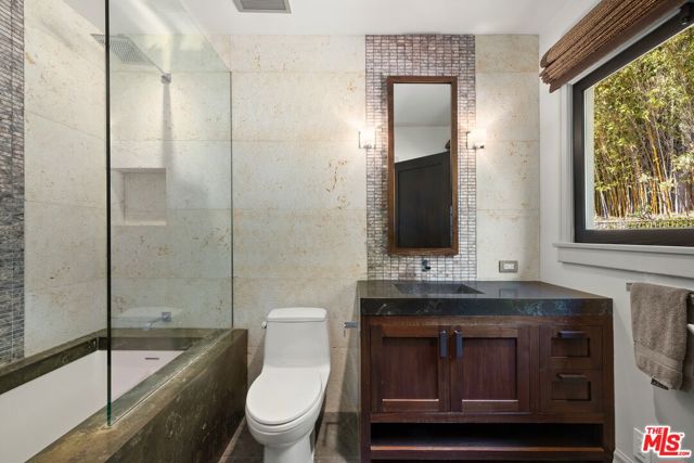 3300 N Knoll Drive, Los Angeles CA: https://media.crmls.org/mediaz/ab6e3ba8-de84-4804-a9cd-f8916cbc504e.jpg