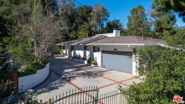 Photo of 12004 Briarvale Lane, Studio City, CA 91604