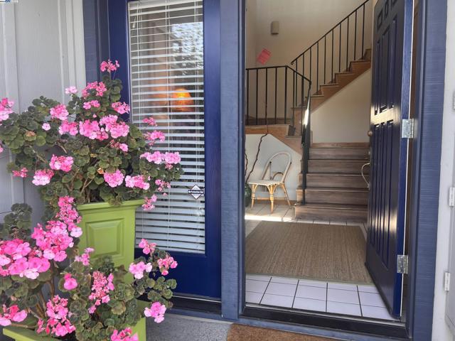 37 Binnacle Hl, Oakland CA: https://media.crmls.org/mediaz/ab6f3517-6e61-4714-b789-6ff54e58e42c.jpg