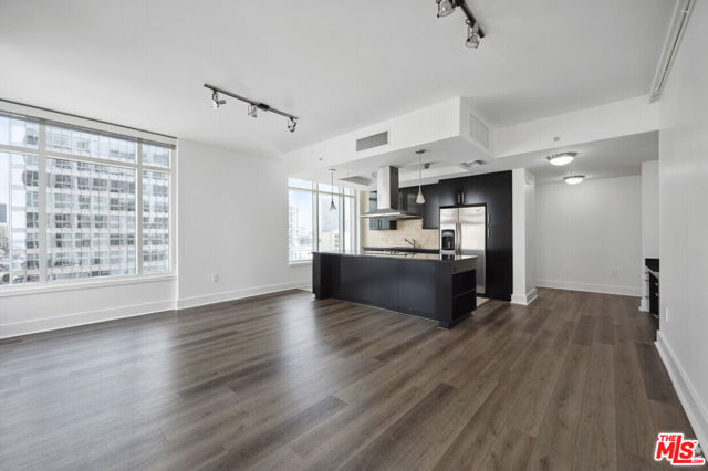 717 W Olympic Boulevard, Los Angeles CA: https://media.crmls.org/mediaz/ab70746d-4bfa-48ed-a21c-5b524f4270f5.jpg