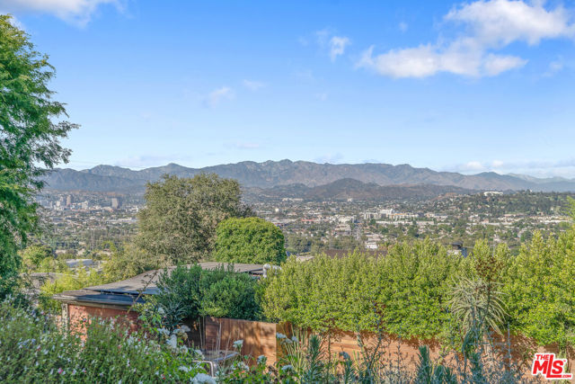 3827 Carnavon Way, Los Angeles CA: https://media.crmls.org/mediaz/ab71357c-7467-4de5-8937-438a2d9ba55b.jpg