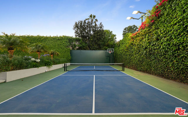 602 N Whittier Drive, Beverly Hills CA: https://media.crmls.org/mediaz/ab7136e2-c03c-4cc6-982a-3b48caacd9ab.jpg