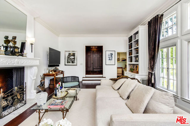 10335 Wilshire Boulevard, Los Angeles CA: https://media.crmls.org/mediaz/ab71f834-83b0-4fd3-96c4-8d8af471ea74.jpg