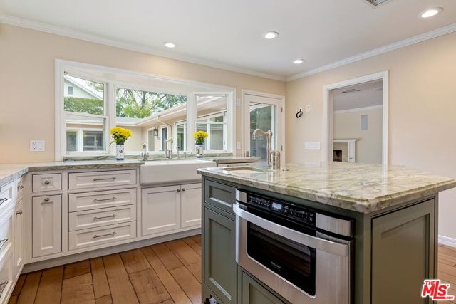4211 Toluca Lake Lane, Toluca Lake CA: https://media.crmls.org/mediaz/ab72d700-30f1-4971-8a65-d4b9ebf1f63c.jpg