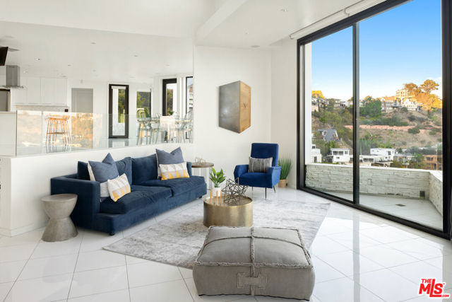 2231 Sunset Plaza Drive, Los Angeles CA: https://media.crmls.org/mediaz/ab732188-0e7f-4509-89d8-9fb0b77216f6.jpg