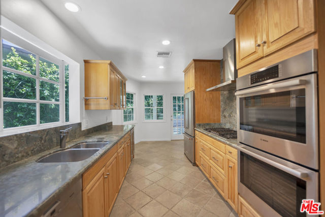 1231 Club View Drive, Los Angeles CA: https://media.crmls.org/mediaz/ab734eaf-4aa6-46d8-a347-8ada3a29cfe9.jpg