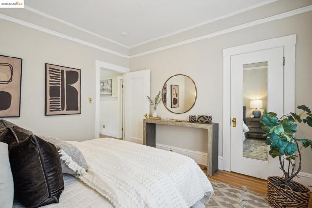 320 Forest St, Oakland CA: https://media.crmls.org/mediaz/ab749dd7-d8fb-46fb-80a8-09553cfd0e46.jpg