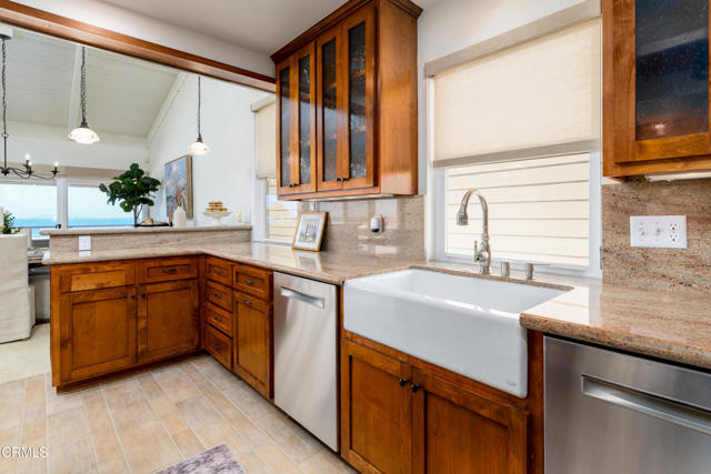 1905 Ocean Drive, Oxnard CA: https://media.crmls.org/mediaz/ab75057c-9ca3-48c0-8155-b77cebc6ce11.jpg