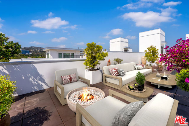 460 N Palm Drive, Beverly Hills CA: https://media.crmls.org/mediaz/ab7537a6-eef8-4889-987b-5738156ef19e.jpg