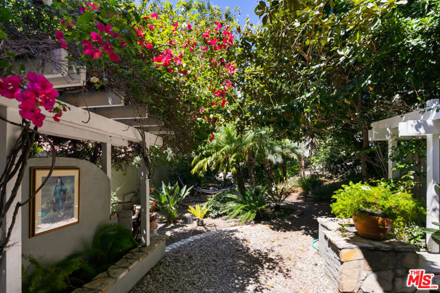 1323 N OLIVE Drive, West Hollywood CA: https://media.crmls.org/mediaz/ab75777b-a613-4591-8441-20a4253d10b6.jpg