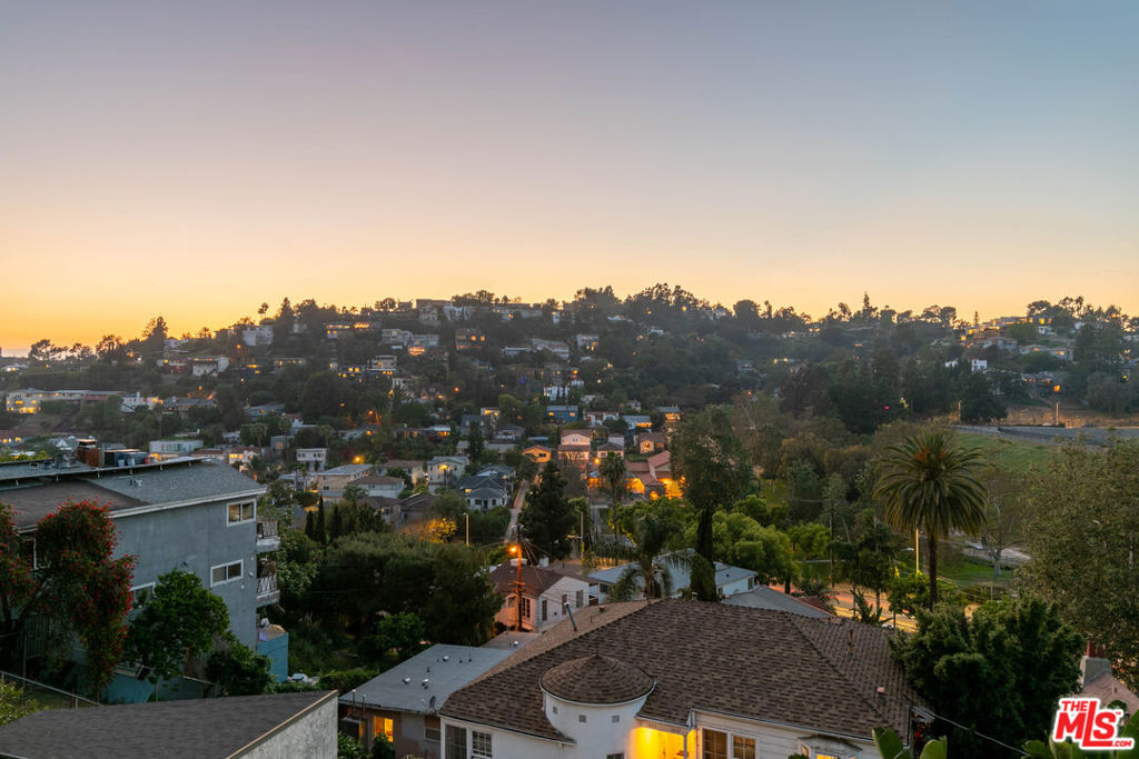 https://media.crmls.org/mediaz/ab7591a2-03de-4468-9c52-76a11d5c573d.jpg?preset=X-Large