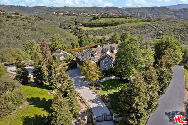 13418 Nightsky Drive, Camarillo CA: https://media.crmls.org/mediaz/ab762496-da86-4ebe-aa0b-56cd92c1b3e8.jpg