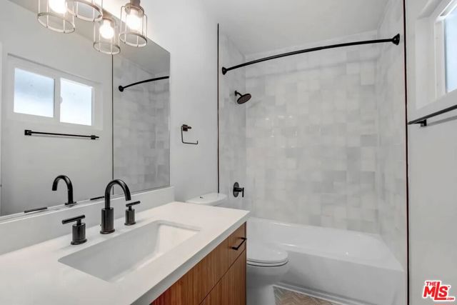8220 Norton Avenue, West Hollywood CA: https://media.crmls.org/mediaz/ab762eb8-150e-49f2-bbd5-dd542b872e0a.jpg
