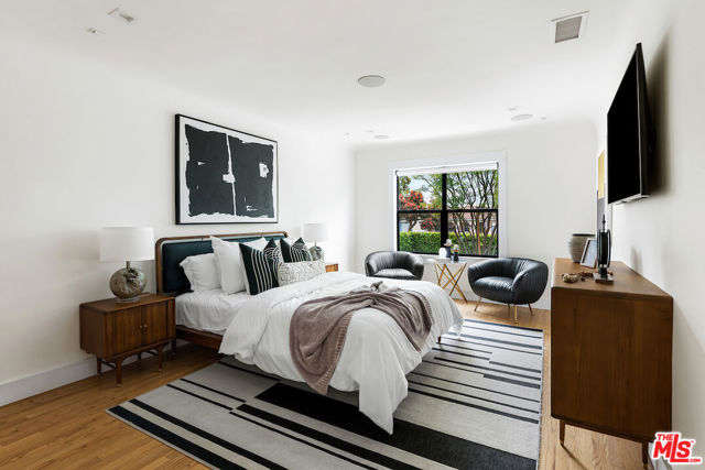 5319 West Boulevard, Los Angeles CA: https://media.crmls.org/mediaz/ab771d3e-c0cc-447e-88ed-255ea8968f79.jpg