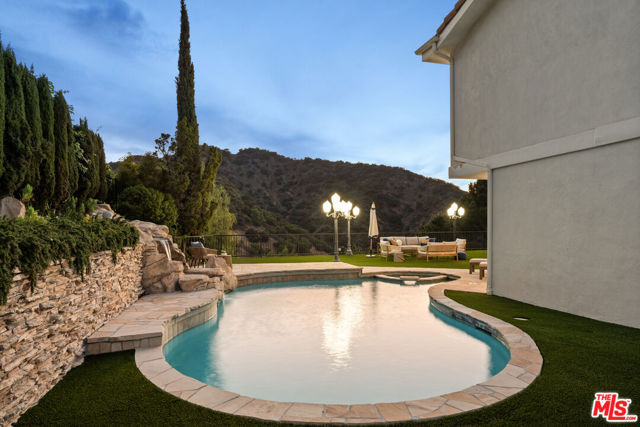 16979 Encino Hills Drive, Encino CA: https://media.crmls.org/mediaz/ab77db9a-8c07-4d76-8f3b-cb46e786442d.jpg