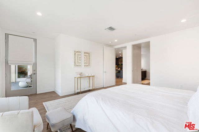728 N Sweetzer Avenue, West Hollywood CA: https://media.crmls.org/mediaz/ab787966-1795-43d2-920a-00926d07935d.jpg