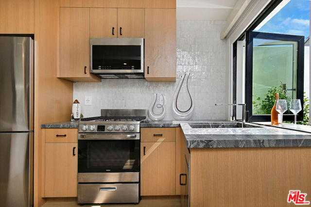 18033 Rosita Street, Encino CA: https://media.crmls.org/mediaz/ab7884be-d144-498f-8475-bfc704b8d311.jpg