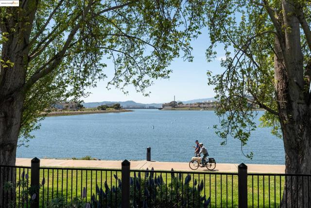 197 Lakeshore Ct, Richmond CA: https://media.crmls.org/mediaz/ab794208-01d0-45a0-bd5a-1223e240c940.jpg