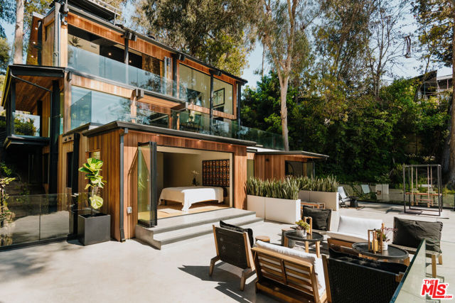 1509 Amalfi Drive, Pacific Palisades CA: https://media.crmls.org/mediaz/ab7a9a02-3f8e-4315-8062-c67e66b3d9c7.jpg