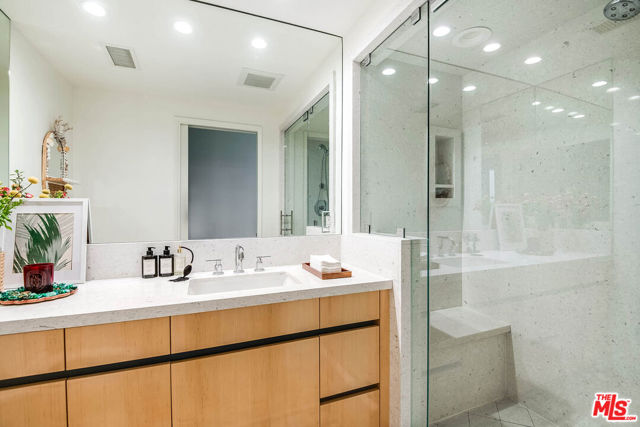 11671 Dona Alicia Place, Studio City CA: https://media.crmls.org/mediaz/ab7c4f2e-cae1-4da5-87bb-b069254d6921.jpg
