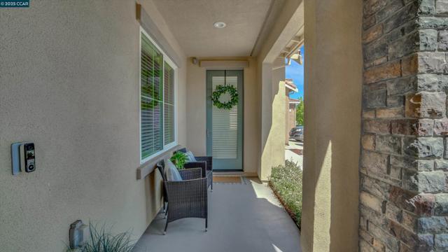719 Jennifer St, Brentwood CA: https://media.crmls.org/mediaz/ab7c70e8-0736-4200-ae1e-c552eced474a.jpg