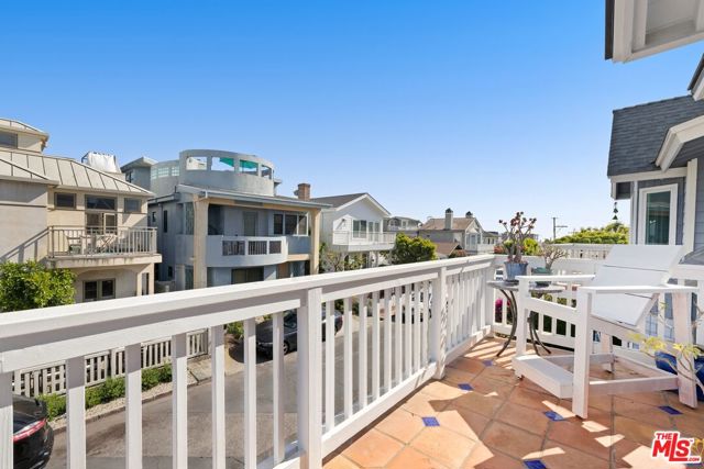 459 35th Street, Manhattan Beach, California 90266, 5 Bedrooms Bedrooms, ,3 BathroomsBathrooms,Residential,Sold,35th,25586389