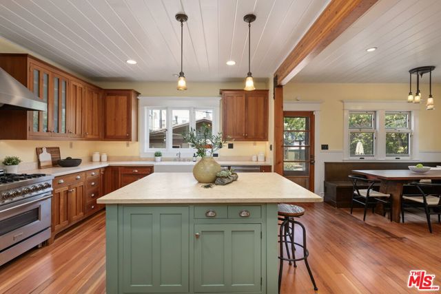 21 Park Avenue, Venice CA: https://media.crmls.org/mediaz/ab7cc0a7-ed3d-46d1-8583-cab403669557.jpg