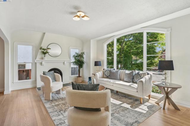 1827 Moreland Dr, Alameda CA: https://media.crmls.org/mediaz/ab7e7511-6b49-4ef9-85fc-b34deea318a3.jpg