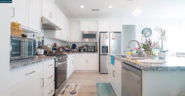 2299 Rustic Oak Ln, Rio Vista CA: https://media.crmls.org/mediaz/ab80086d-696e-47a1-a40c-aac648264e70.jpg