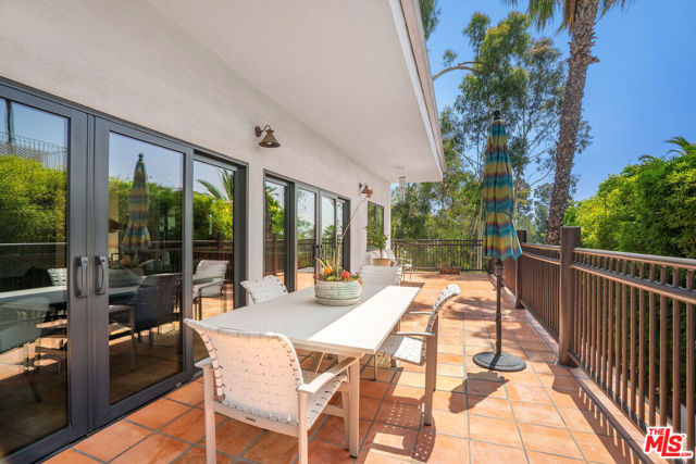 6216 Primrose Avenue, Los Angeles CA: https://media.crmls.org/mediaz/ab80b253-8501-4582-b61a-b047900014d7.jpg