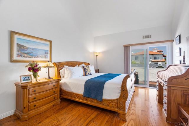 374 Orange Avenue, Coronado CA: https://media.crmls.org/mediaz/ab818103-3686-44f4-840f-a558a2e61321.jpg
