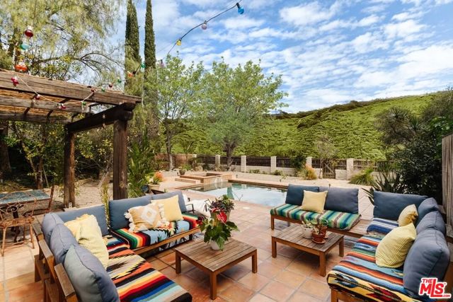 2865 Marquette Drive, Topanga CA: https://media.crmls.org/mediaz/ab82109e-9047-4505-aa48-8d06e29c7689.jpg