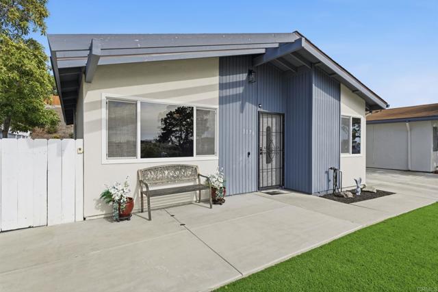 Detail Gallery Image 4 of 39 For 3176 Isabella Dr, Oceanside,  CA 92056 - 2 Beds | 2 Baths