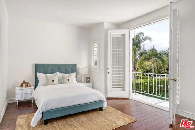 17400 Oak Creek Court, Encino CA: https://media.crmls.org/mediaz/ab83512f-9a62-4f52-81e7-0e942dbe1165.jpg