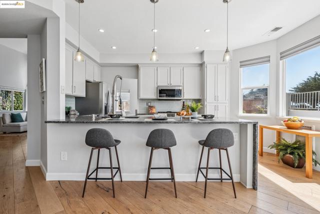 3 Harbor View Dr, Richmond CA: https://media.crmls.org/mediaz/ab8380cc-d64e-496b-b535-b6698bea9b67.jpg
