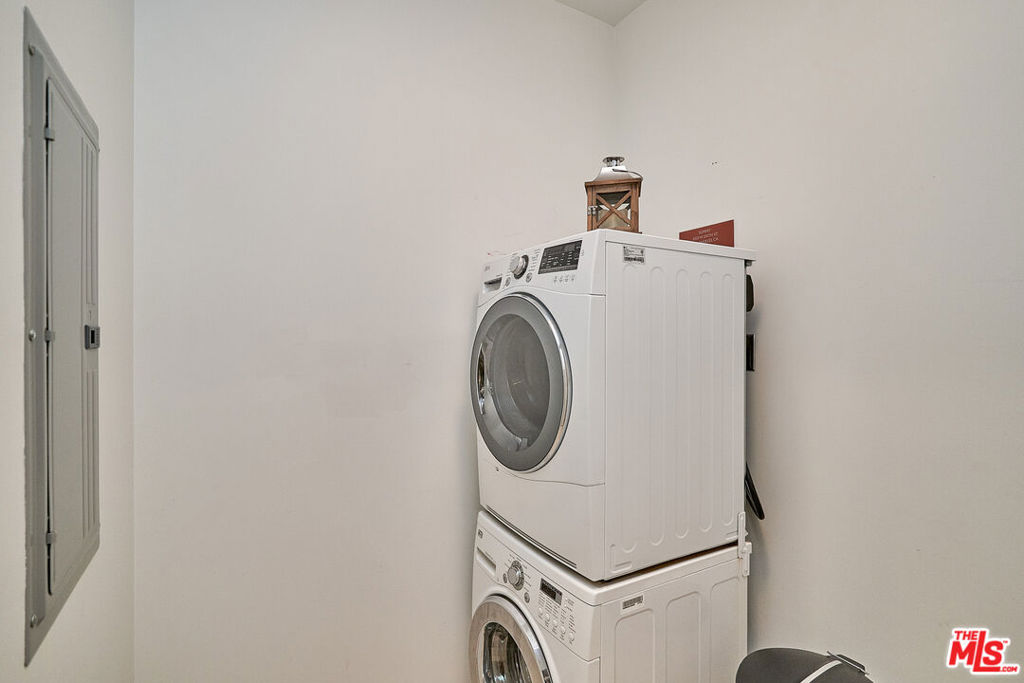 https://media.crmls.org/mediaz/ab838b0e-b0e4-479a-bacf-370eb8d73bda.jpg?preset=X-Large