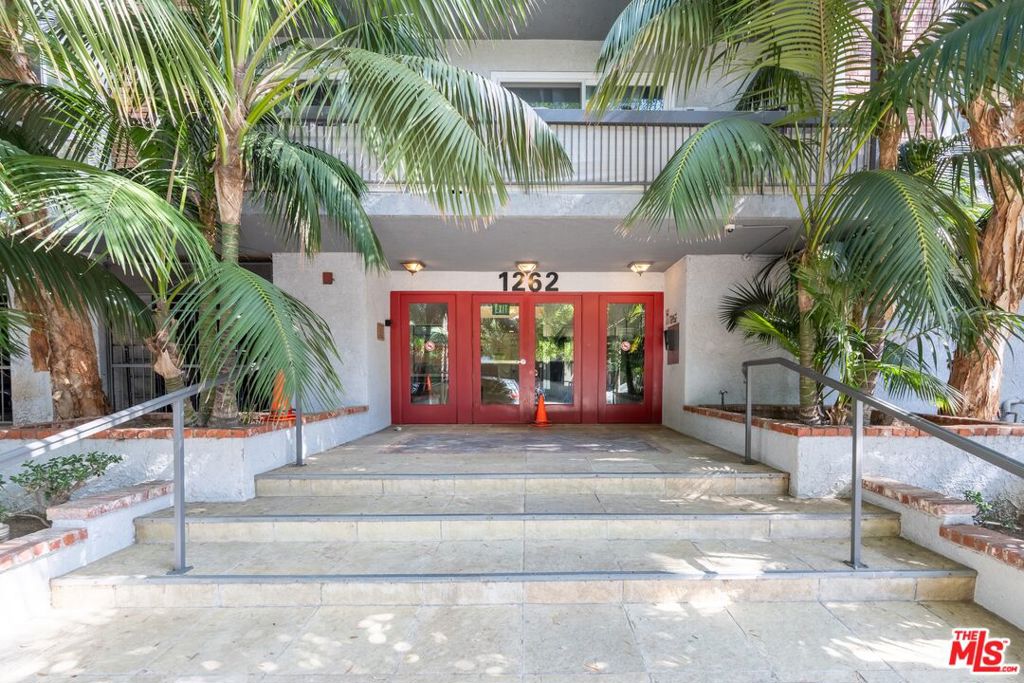 1262 S Barrington Avenue #204